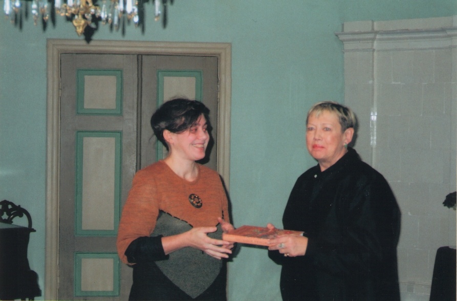 Foto. Nele Reimann ja Ivi Eenmaa raamatu VÕROMAA KODOLUGU esitlusel. Võru, 23.11.2004.
