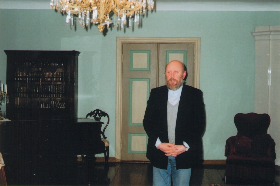Foto. Jüri Valge esinemas raamatu VÕROMAA KODOLUGU esitlusel. Võru, 23.11.2004.