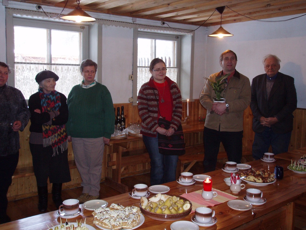 Foto. Muuseumitöötajad Dr. Fr. R. Kreutzwaldi Memoriaalmuuseumi 65. a. juubeli tähistamisel.  Võru, 10.02.2007.
