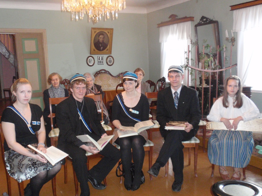 Foto. KALEVIPOJA lugemine. Eesti Üliõpilaste Selts. Võru,  06.11.2010.