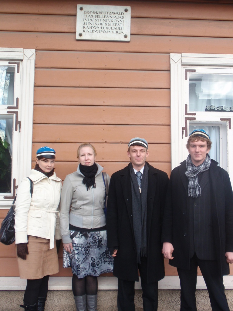 Foto. Eesti Üliõpilaste Seltsi esindus Fr. R. Kreutzwaldi muuseumis. Võru, 06.11.2010.