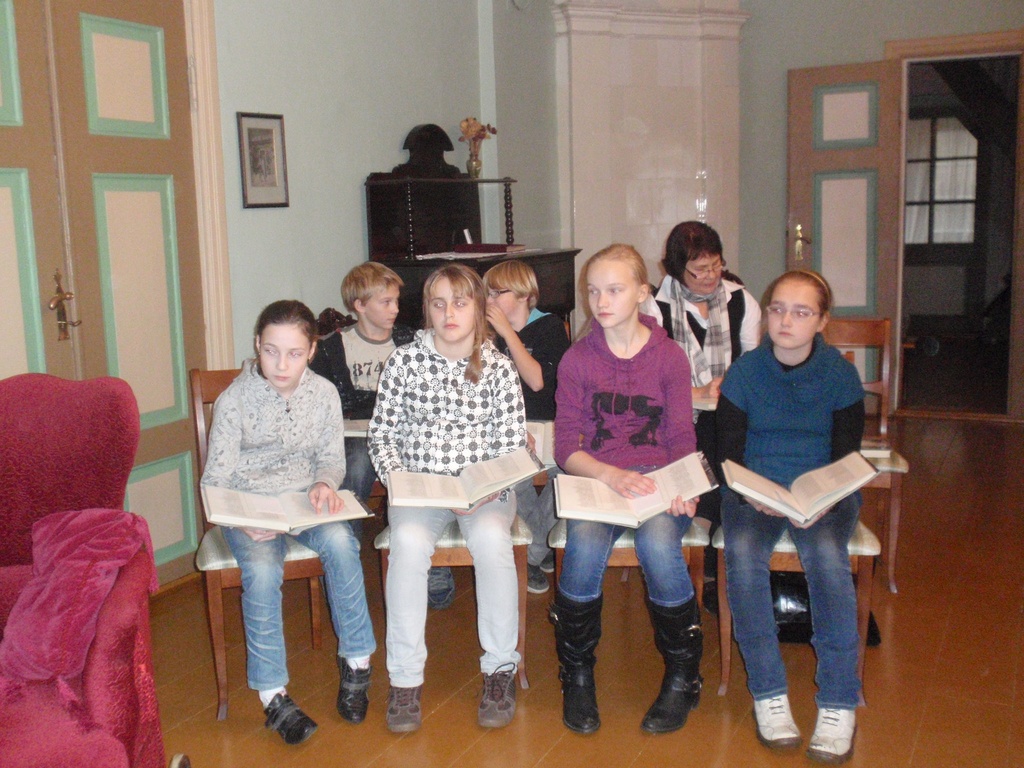 Foto. KALEVIPOJA lugemine. Võru Kesklinna Gümnaasiumi 6b klass. Võru, 11.11.2010.
