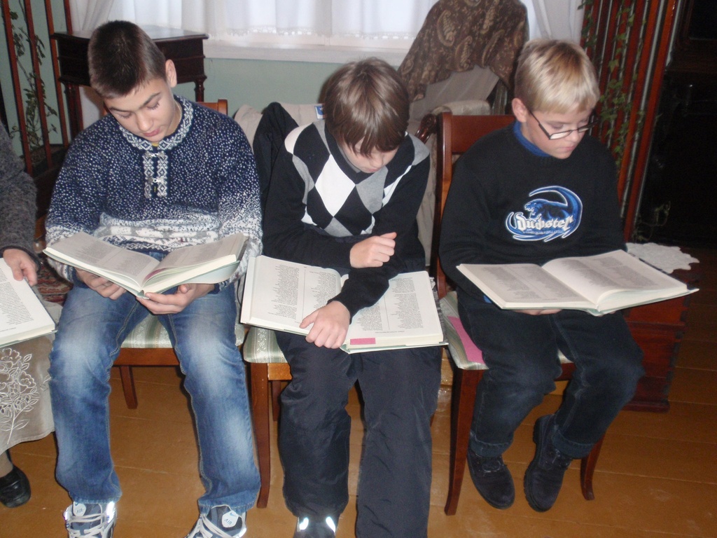 Foto. KALEVIPOJA lugemine. Haanja-Ruusmäe Põhikooli õpilased. Võru, 02.12.2010.