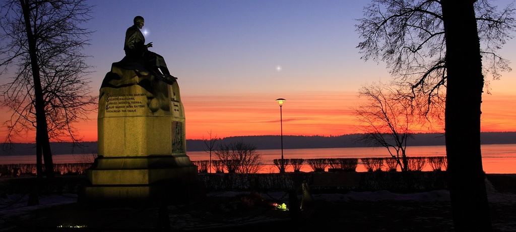 Foto. Fr. R. Kreutzwaldi mälestussammas Võru pargis. 14.12.2008.