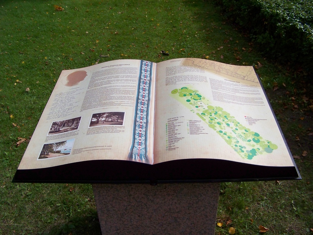 Foto. Raamat-infotahvel Fr. R. Kreutzwaldi mälestussamba juures pargis. Võru, 2009.