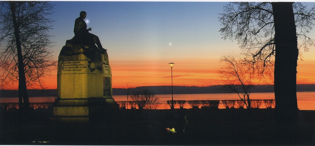 Foto. Fr. R. Kreutzwaldi mälestussammas Võru pargis. 14.12.2008.