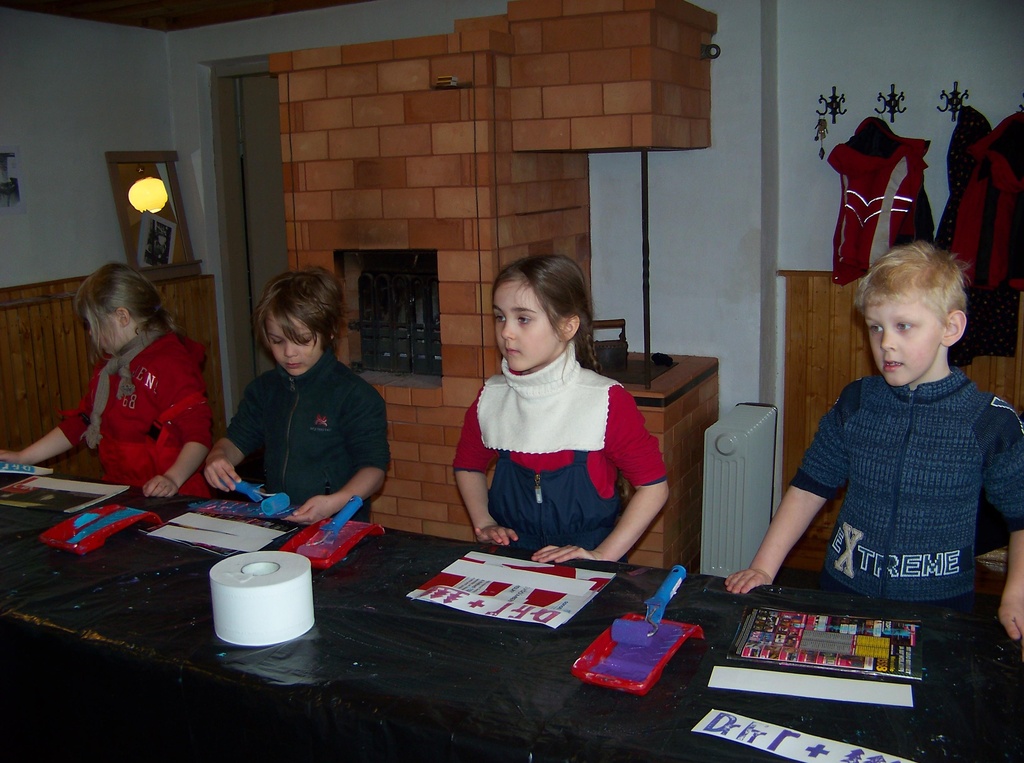 Foto. Lasteaed PÄKAPIKK muuseumis tegevustoas. Võru, 2009.