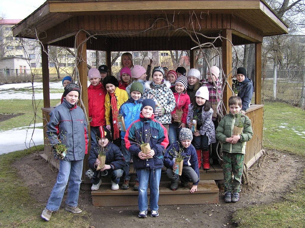 Foto. Võru Kesklinna Gümnaasiumi 2. klass muuseumis. Võru, 08.04.2009.