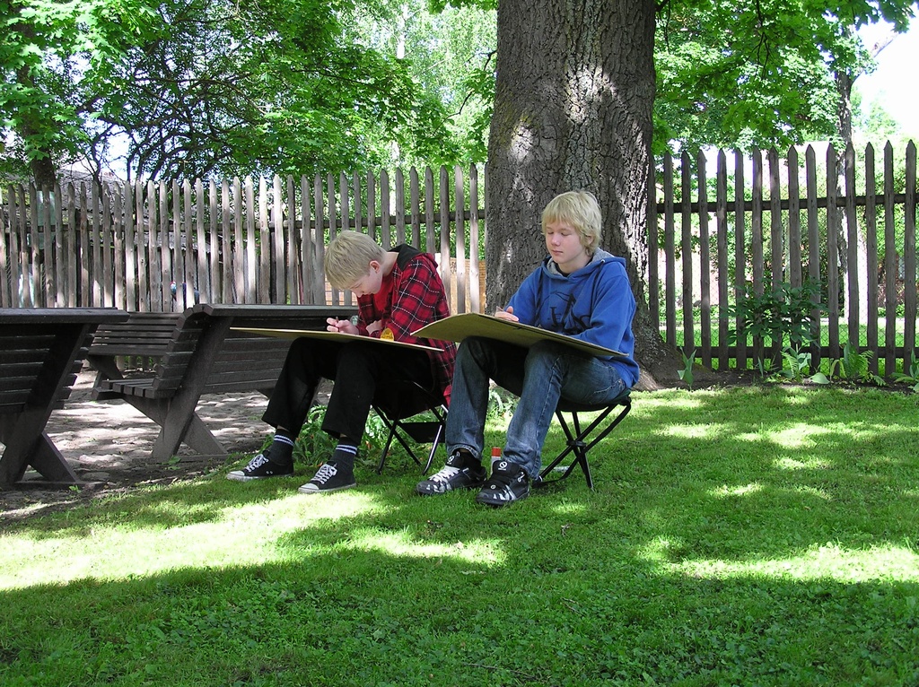 Foto. Võru Kunstikooli suvelaager muuseumis joonistamas (J. Hallimäe, R.-G. Parijõgi). Võru, 2009.