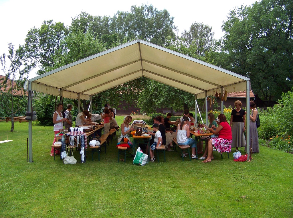 Foto. Näputüü Selts folkloorifestivali tegevustes. Võru, 2010.