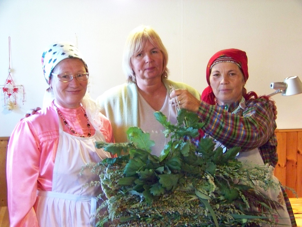 Foto. Udmurdid muuseumis käsitööd tegemas. Võru, 03.08.2009.