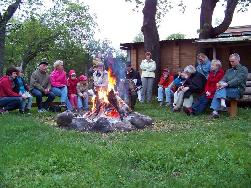 Foto. Muuseumiöö. Jutud lõkke ääres. Võru, 14.05.2011.