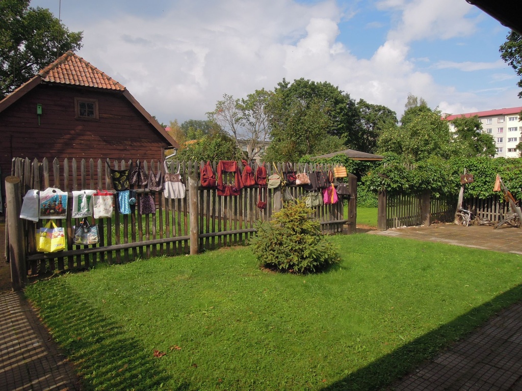 Foto. Välinäitus kotid: EI OLE KOTTI KOHE PANDA... Võru, 17.08.2012.