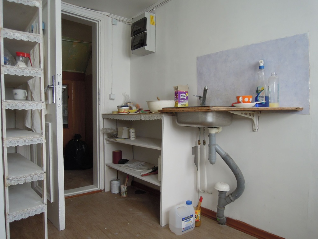 Foto. Muuseumi kõrvalhoone III korruse köök enne remonti. Võru, jaanuar 2012.