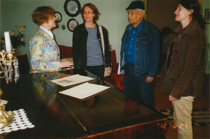 Foto. Vishnu Khare, Kerti Tergem, Ilvi Liive Dr. Fr. R. Kreutzwaldi Memoriaalmuuseumis. Võru, 27.06.2012.