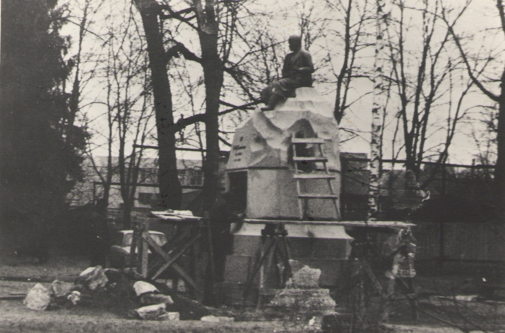 Foto. Fr. R. Kreutzwaldi mälestussamba aluse rekonstrueerimine. Võru, 1987.