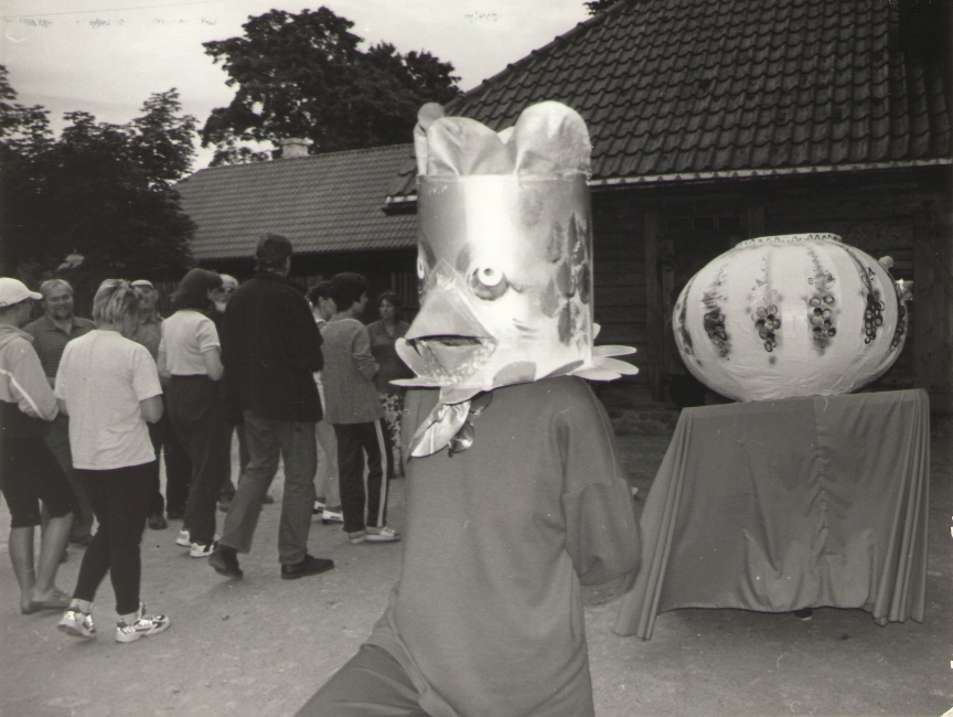 Foto. Papa Kreutzwaldi õueteatri etenduse TONTLA proov. Võru, 2000.