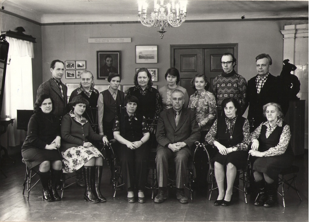 Foto. Grupipilt muuseumitöötajatest. Võru, 1979.