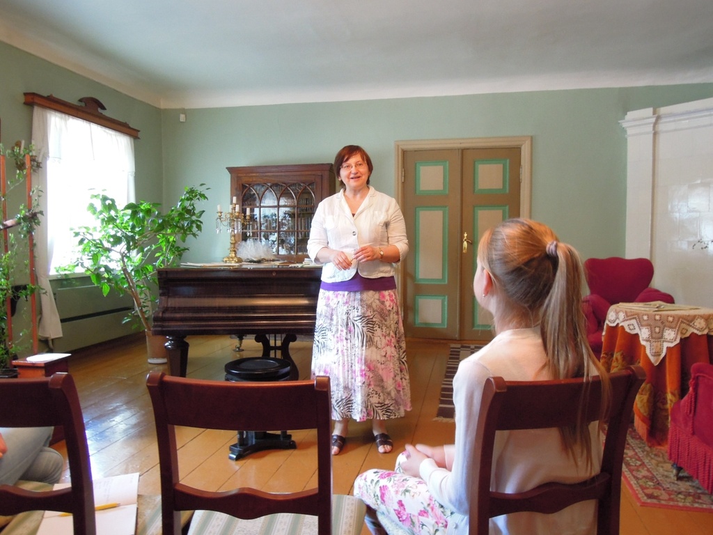 Foto. Üritus loovtööde võistluse ESIVANEMATE PÄRANDUS lõpetamine. Võru, 17.05.2013.