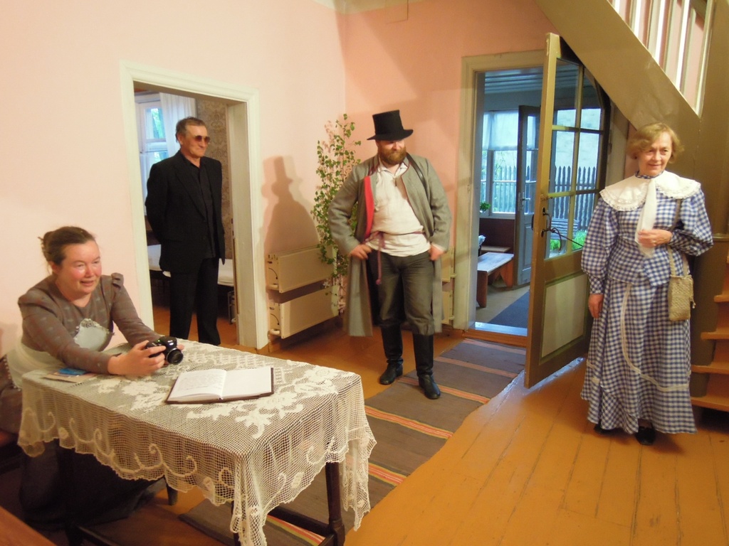 Foto. Muuseumitöötajad muuseumiöö näitemängus INIMESED KREUTZWALDI MAJAS.  Võru, 18.05.2013.