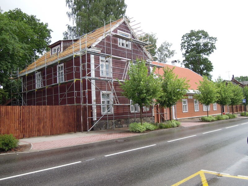 Foto. Kreutzwaldi muuseumi kõrvalhoone katuse vahetus. Võru, 05.07.2019.
