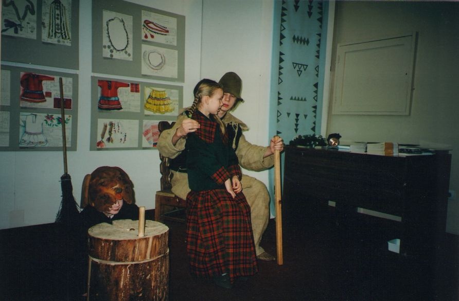 Foto. Kreutzwaldi mälestuspäev. VKG õpilased lavastuses VAESLAPSE KÄSIKIVI (koer, vaeslaps ja vanatark). Võru, 14.12.2003.