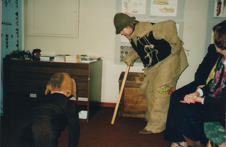 Foto. Kreutzwaldi mälestuspäev. VKG õpilased lavastuses VAESLAPSE KÄSIKIVI (koer ja vanatark). Võru, 14.12.2003.