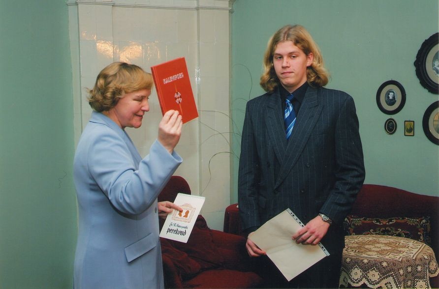 Foto. Kreutzwaldi mälestuspäev. Siiri Toomik õnnitleb Siim Meelistet. Võru, 17.12.2004.