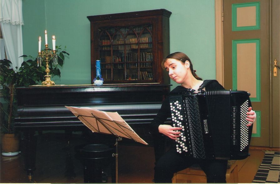 Foto. Kreutzwaldi mälestuspäev. Esineb Reet Laube. Võru, 17.12.004.