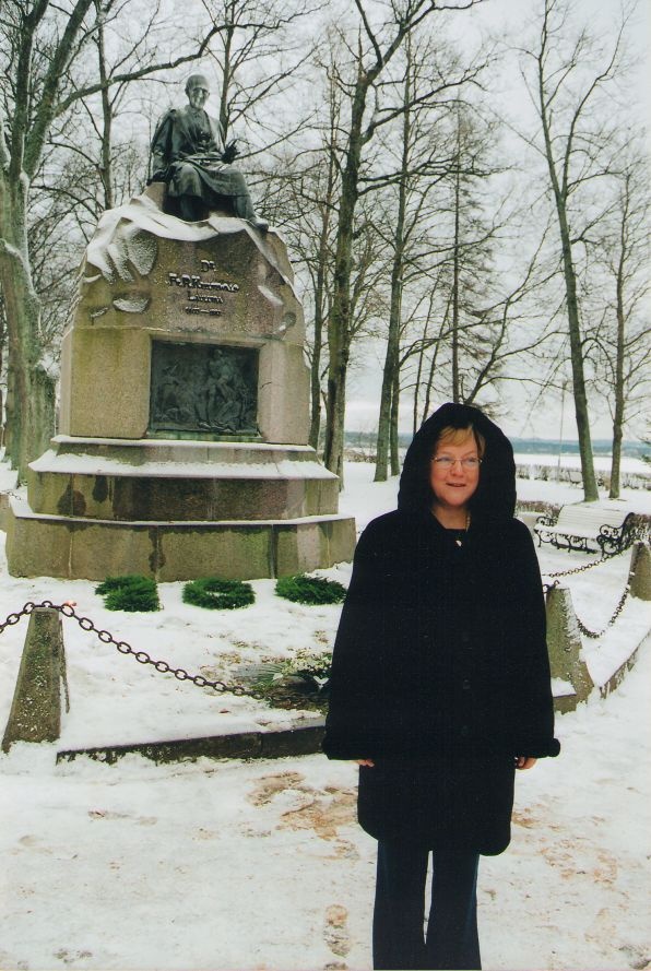 Foto. Kreutzwaldi mälestuspäev. Siiri Toomik Kreutzwaldi mälestussamba ees. Võru, 2003.