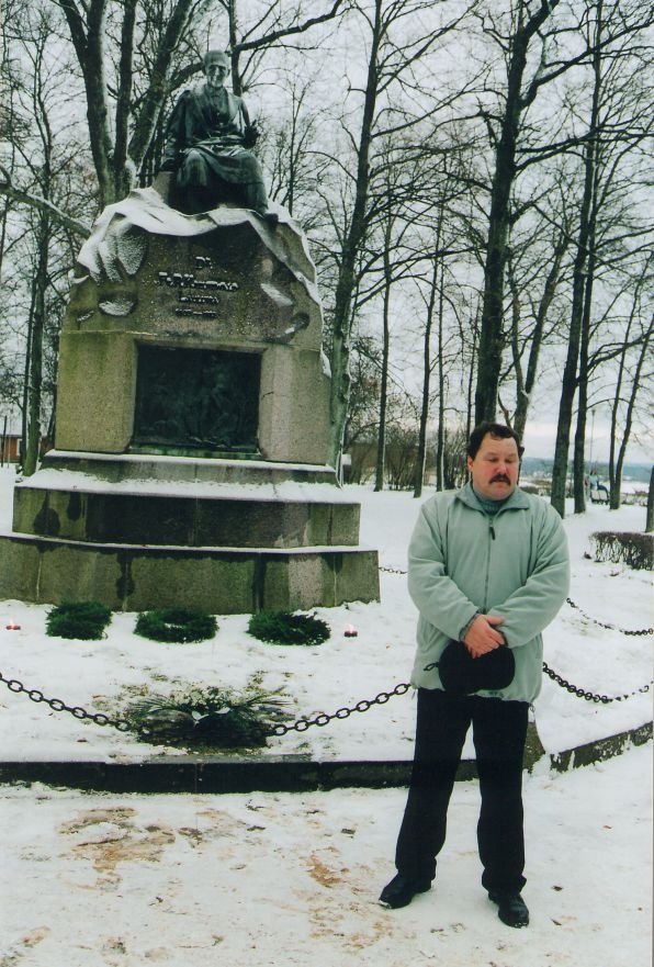 Foto. Kreutzwaldi mälestuspäev. PEETER LAURSON Kreutzwaldi mälestussamba ees. Võru, 2003.