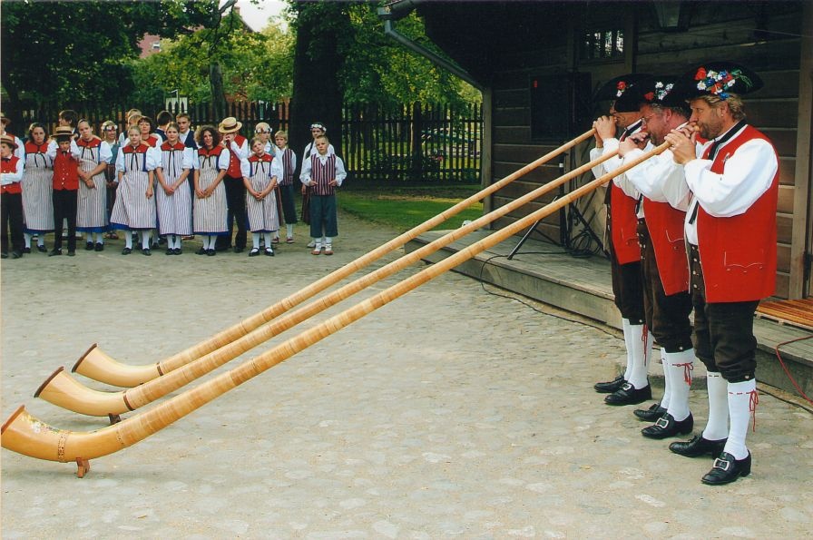 Foto. Etendus PILLIGA MEREL JA MAAL.  Pasunapuhujad Šveitsist. Võru, 14.07.2004.