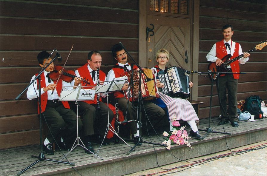 Foto. Etendus PILLIGA MEREL JA MAAL. Pillimehed Šveitsist. Võru, 14.07.2004.