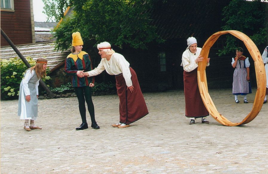 Foto. Etendus PILLIGA MEREL JA MAAL. Tegelased etendusest. Võru, 14.07.2004.