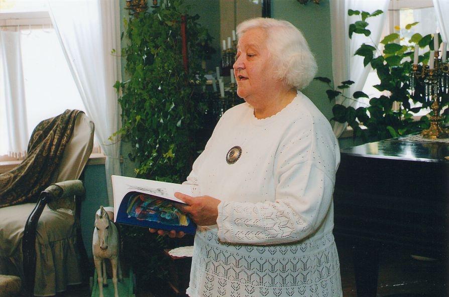 Foto. SIRJE PURGA Kreutzwaldi Memoriaalmuuseumis raamatu esitlusel. Võru, 13.10.2004.