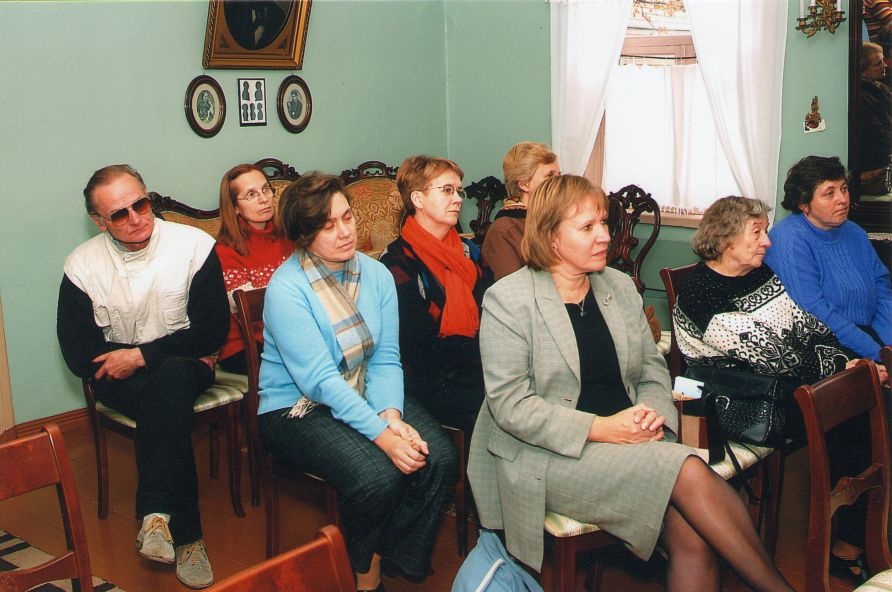 Foto. PUBLIK Kreutzwaldi Memoriaalmuuseumi saalis raamatu esitlusel. 13.10.2004.
