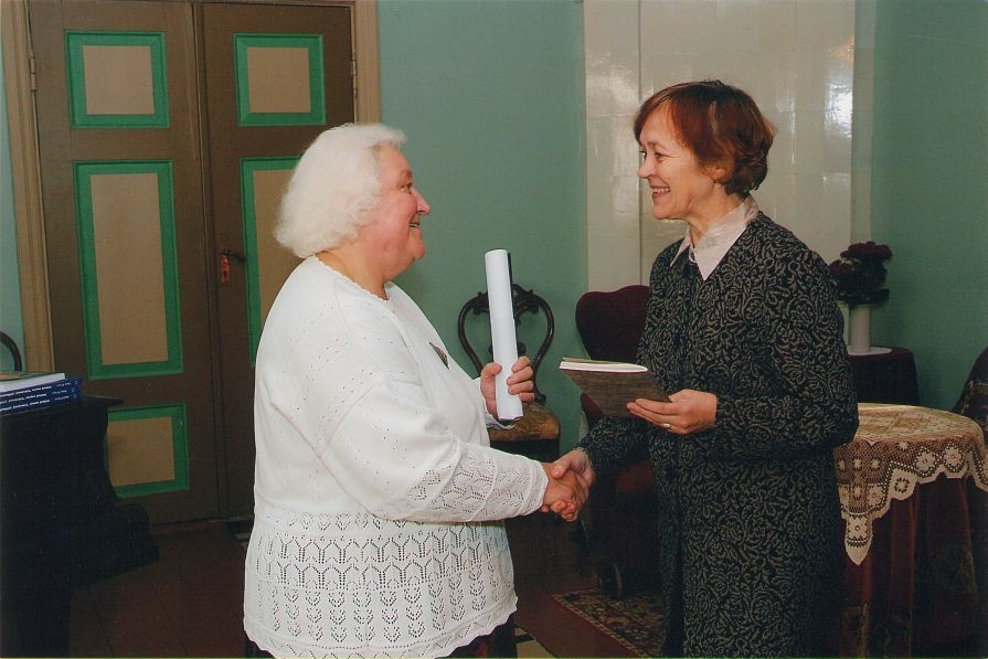 Foto. SIRJE PURGA ja AIMI HOLLO Kreutzwaldi Memoriaalmuuseumi saalis raamatu esitlusel. Võru, 13.10.2004.