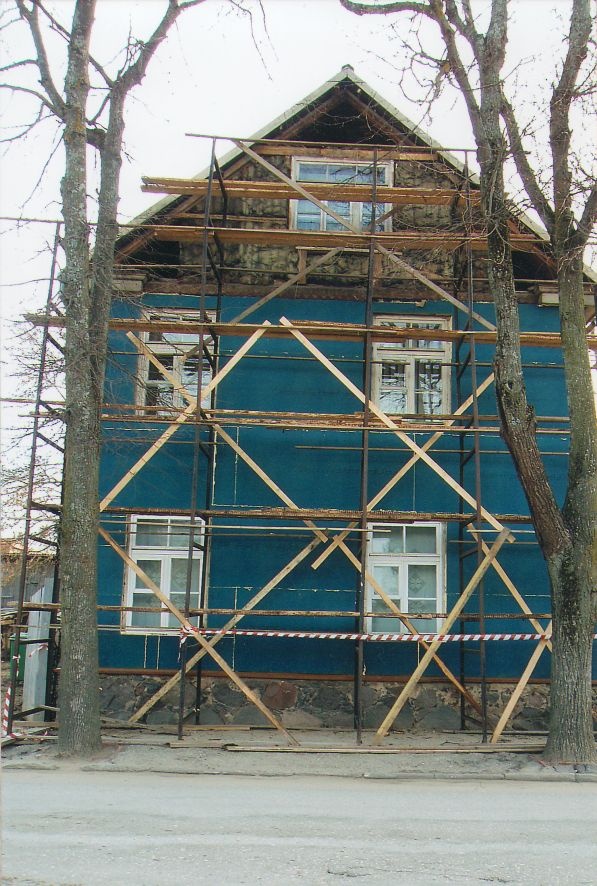 Foto. Muuseumi kõrvalmaja otsa remont. Võru, 2005.