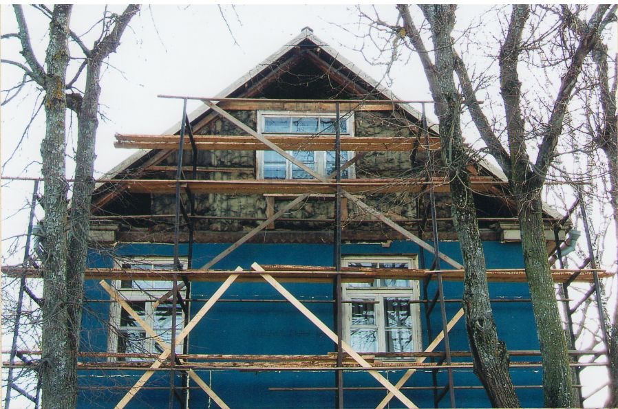 Foto. Muuseumi kõrvalmaja otsa remont. Võru, 2005.