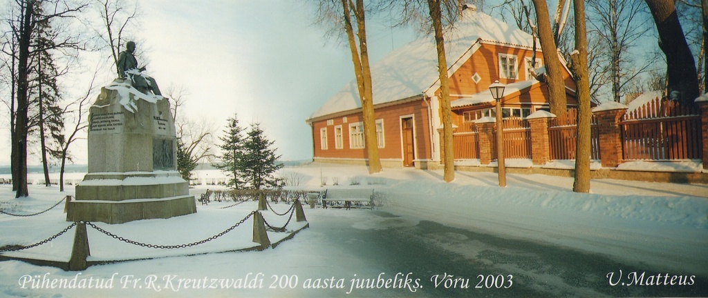 Foto. Montaaž Kreutzwaldi Memoriaalmuuseum ja Kreutzwaldi mälestussammas. Võru, 2003.