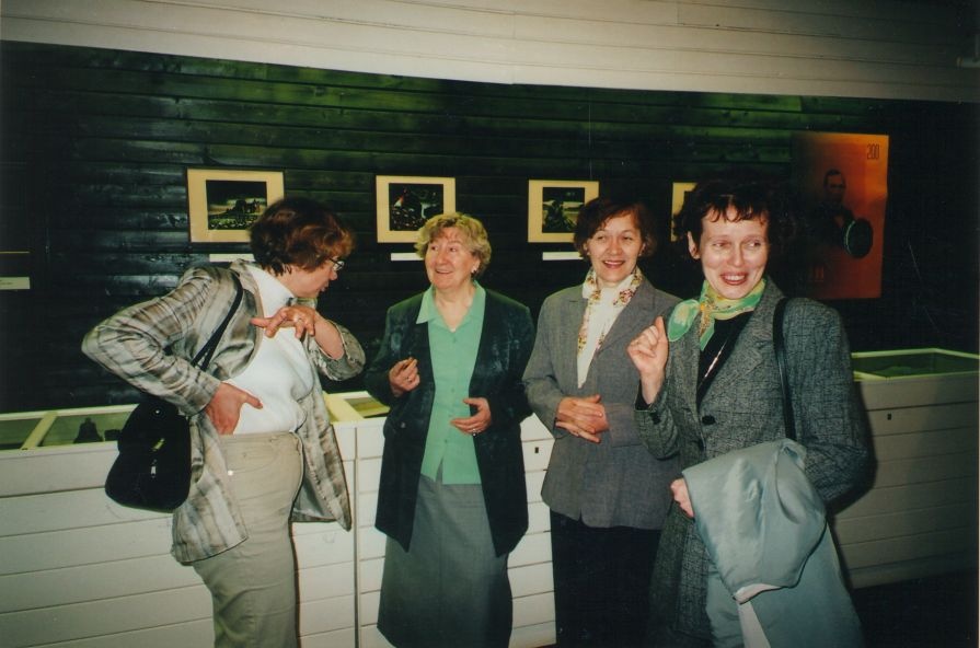 Foto. SIRJE OLESK, HELJU KALME, AIMI HOLLO ja LIVIA VIITOL Kreutzwaldi Memoriaalmuuseumi aida näituseruumis. Võru, 22.05.2003.