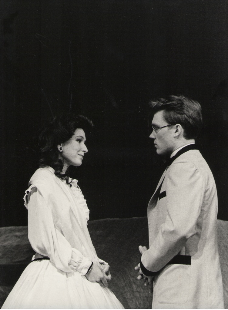Foto. Etendus EMAJÕE ÖÖBIK. A. Almberg (Rain Simmul) ja Koidula (Liina Olmaru). 1993.