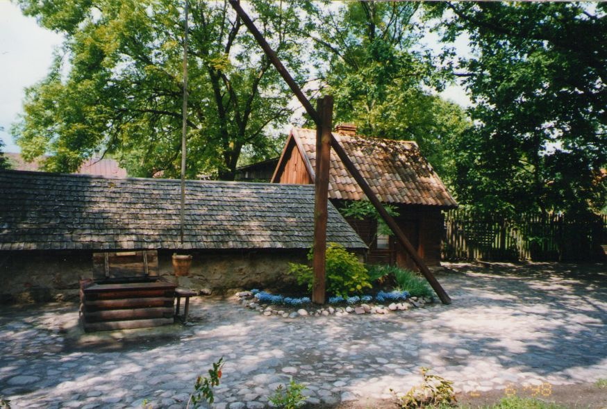 Foto. Dr. Fr. R. Kreutzwaldi Memoriaalmuuseumi õuevaade kaevuga. Võru, 1998.