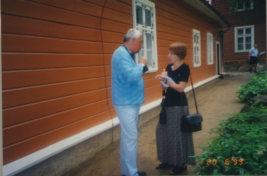 Foto. Võrumaa Teataja ajakirjanik Kaile Kabun küsitleb TÜ külalisprofessor Toivo Kuldseppa. Võru, 1999.
