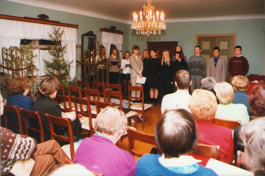 Foto. Võru Kreutzwaldi Gümnaasiumi õpilased esinemas Kreutzwaldi mälestuspäeval. Võru, 1999.