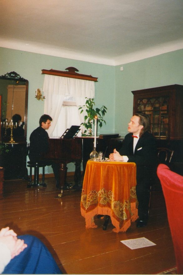 Foto. Näitleja Rain Simmul etenduses NEED VANAD ARMSAD ARMASTUSKIRJAD. Võru, 16.12.1998.