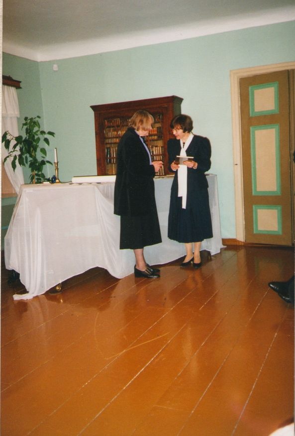 Foto. Aimi Hollo õnnitlemas Meeri Säret Kreutzwaldi mälestuspäeval. Võru, 20.12.1998.