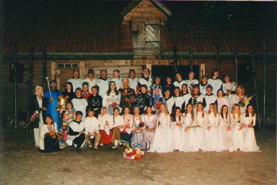 Foto. Papa Kreutzwaldi õueteatri etendus TONTLA (tegelaste ühispilt). Võru, 2000.