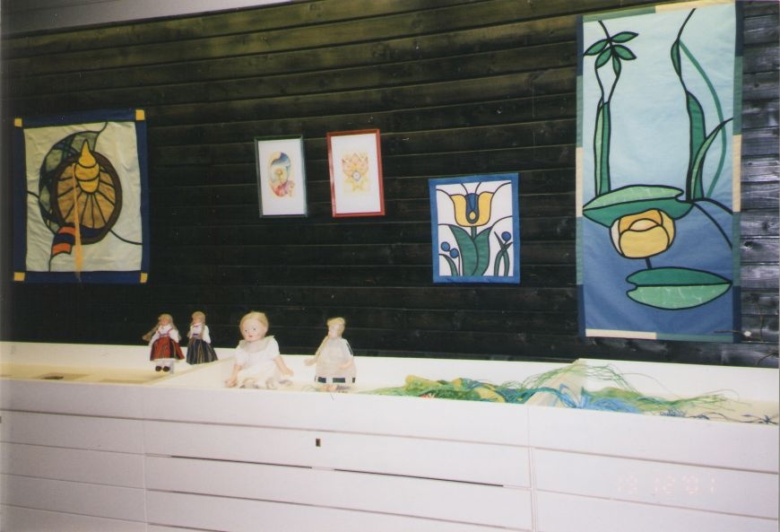 Foto. Fr. R. Kreutzwaldi mälestuspäeval aidas avatud näitus KREUTZWALDI MUINASJUTUD KÄSITÖÖPEEGLIS. Võru, 14.12.2001.