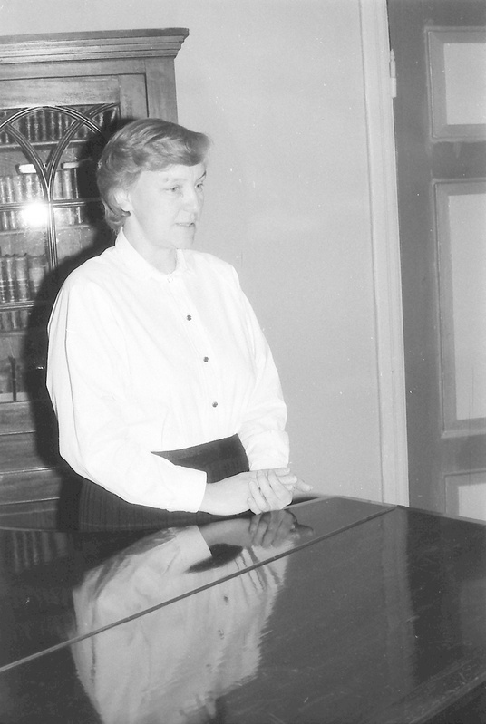 Foto. S. Toomik esinemas Fr. R. Kreutzwaldi mälestuspäeval. Võru, 26.12.1992.